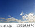 背景素材　冬の青空 135368670
