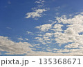 背景素材　冬の青空 135368671