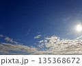 背景素材　冬の青空 135368672