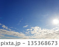 背景素材　冬の青空 135368673