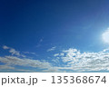 背景素材　冬の青空 135368674