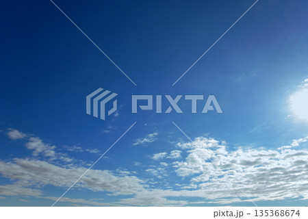 背景素材 冬の青空 背景素材 冬の青空 135368674
