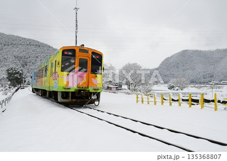 雪景色の中の樽見鉄道 雪景色の中の樽見鉄道 135368807