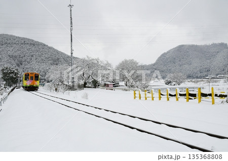 雪景色の中の樽見鉄道 雪景色の中の樽見鉄道 135368808