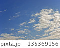 背景素材　冬の青空 135369156