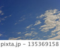 背景素材　冬の青空 135369158