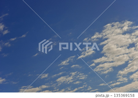 背景素材　冬の青空 135369158