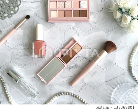 可愛いコスメのフラットレイ背景 135369801