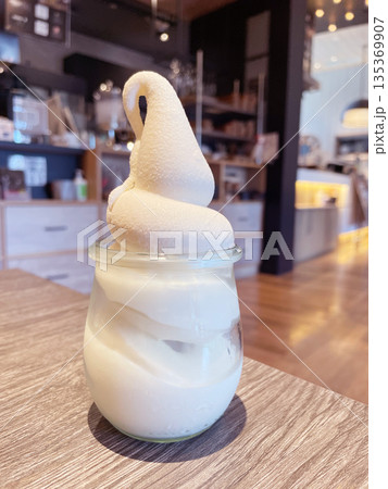 ミルクソフトクリーム グラスに盛られた濃厚ミルクアイス ミルクソフトクリーム グラスに盛られた濃厚ミルクアイス 135369907