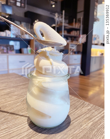 ミルクソフトクリーム グラスに盛られた濃厚ミルクアイス ミルクソフトクリーム グラスに盛られた濃厚ミルクアイス 135369912
