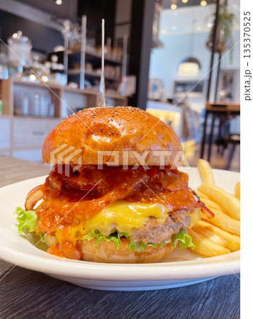 スパイシーチリミートソース和牛バーガー 辛くてジューシーなグルメバーガー スパイシーチリミートソース和牛バーガー 辛くてジューシーなグルメバーガー 135370525