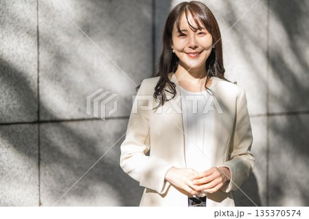若いビジネスウーマン 135370574