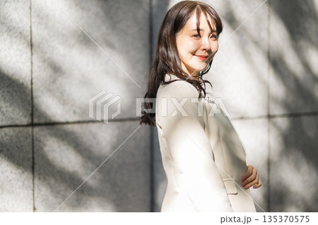 若いビジネスウーマン 若いビジネスウーマン 135370575