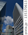 青空に映える高層ビル 135370613