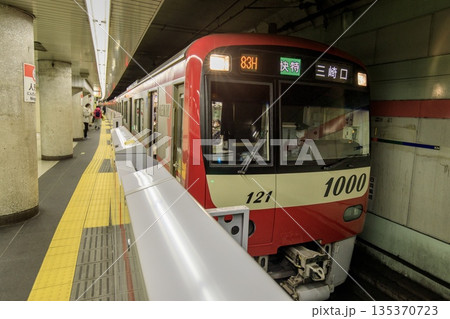 人形町駅に停車中の京急1000形電車 人形町駅に停車中の京急1000形電車 135370723