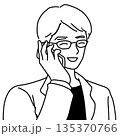 スマホで話す男性(左向き) 135370766