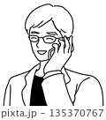 スマホで話す男性(左向き) 135370767