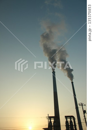 『エントツの煙  大気汚染  』SDGs地球環境   コンビナート工場汚染  135370853