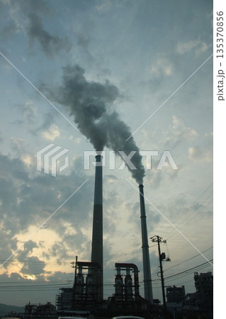 『エントツの煙  大気汚染  』SDGs地球環境   コンビナート工場汚染  135370856
