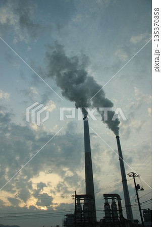 『エントツの煙  大気汚染  』SDGs地球環境   コンビナート工場汚染  135370858