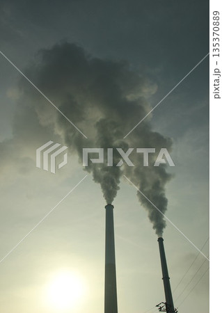 『エントツの煙  大気汚染  』SDGs地球環境   コンビナート工場汚染  135370889