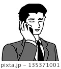 スマホで通話するスーツ姿の男性(左向き) 135371001