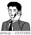 スマホで通話するスーツ姿の男性(左向き) 135371002