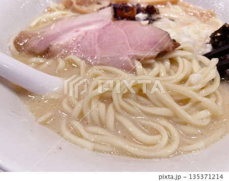 鶏白湯ラーメン 濃厚クリーミーな鶏スープのラーメン 鶏白湯ラーメン 濃厚クリーミーな鶏スープのラーメン 135371214