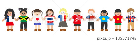 国際色豊かな国旗風の服を着た子供たちが手を繋いでいるイラスト 135371748