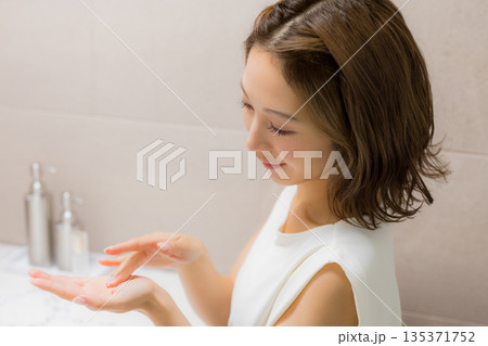 鏡を見る若い女性 鏡を見る若い女性 135371752