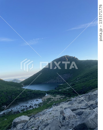 日の出前の静かな山 135371776