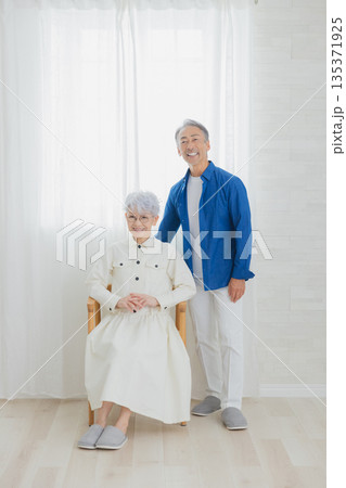 リビングの笑顔のシニアカップル  135371925