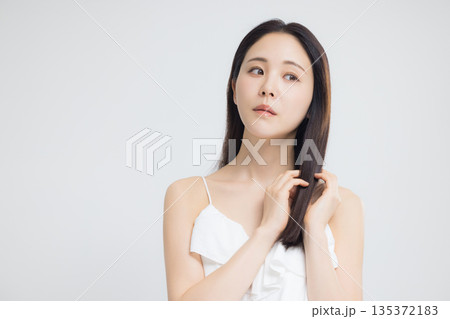 ヘアケアイメージ　若い女性　 135372183