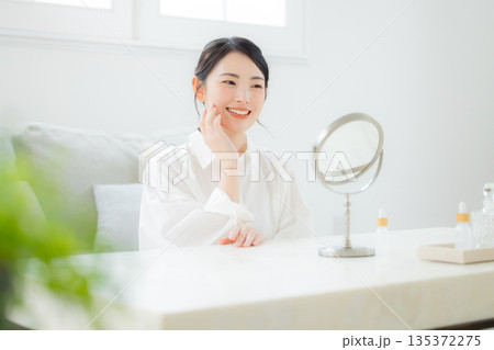 若い女性のビューティイメージ 若い女性のビューティイメージ 135372275