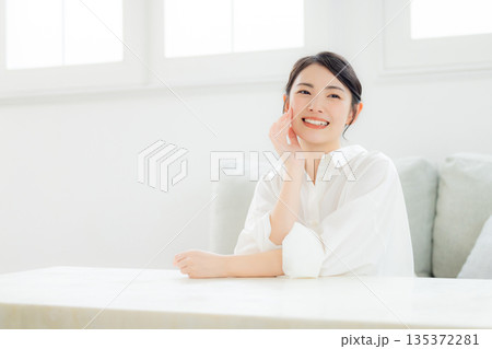 若い女性のビューティイメージ 若い女性のビューティイメージ 135372281