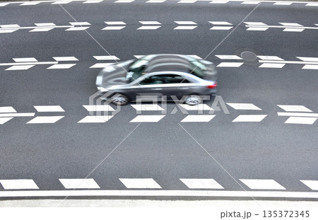 横浜駅前国道一号線を走るクルマ 135372345