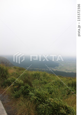 『熊本県阿蘇市”大観峰”阿蘇の自然と雲』　大観峰展望台からの眺望　山と街並み 135372386