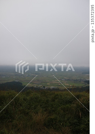 『熊本県阿蘇市”大観峰”阿蘇の自然と雲』 大観峰展望台からの眺望 山と街並み 『熊本県阿蘇市”大観峰”阿蘇の自然と雲』 大観峰展望台からの眺望 山と街並み 135372395