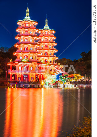 高雄　蓮池潭のシンボル　龍虎塔 135372516