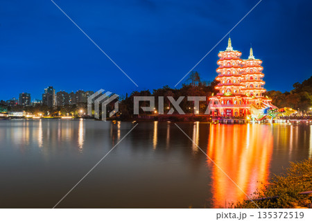高雄　蓮池潭のシンボル　龍虎塔 135372519