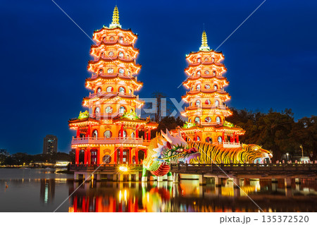 高雄 蓮池潭のシンボル 龍虎塔 高雄 蓮池潭のシンボル 龍虎塔 135372520