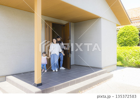 外出する玄関のファミリー  　 135372583