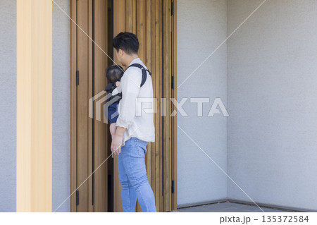 外出する玄関のファミリー  　 135372584