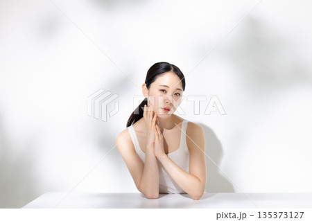ビューティーイメージ スキンケア ミドル女性 ビューティーイメージ スキンケア ミドル女性 135373127