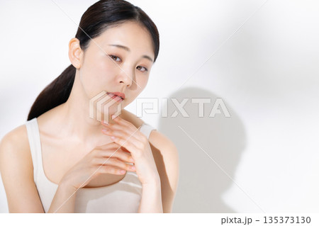 ビューティーイメージ スキンケア ミドル女性 ビューティーイメージ スキンケア ミドル女性 135373130