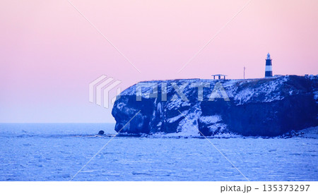 流氷が接岸した夜明け前の北海道網走市のオホーツク海の能取岬 135373297