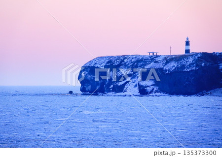 流氷が接岸した夜明け前の北海道網走市のオホーツク海の能取岬 135373300