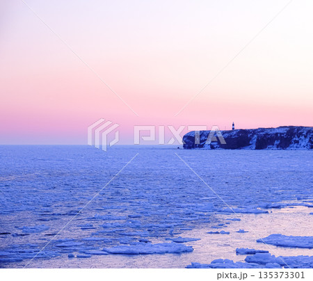 流氷が接岸した夜明け前の北海道網走市のオホーツク海の能取岬 135373301