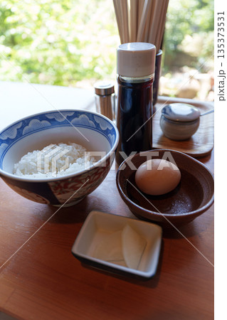 テーブルに置かれたご飯とたまご テーブルに置かれたご飯とたまご 135373531