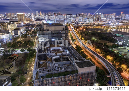東京都、テレコムセンターから眺めるお台場の夜景 東京都、テレコムセンターから眺めるお台場の夜景 135373625
